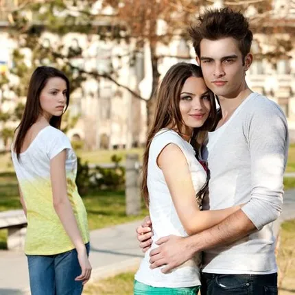 ପ୍ରେମୀ ଯୁଗଳଙ୍କୁ ଦେଖି କଣ ଭାବିଥାନ୍ତି ଏକାଥିବା ଯୁବତୀ !