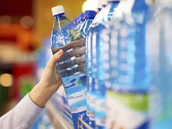 ପାଣି ବୋତଲର ଏମଆରପି ଠାରୁ ଅଧିକା ଟଙ୍କା ମାଗୁଥିଲେ ତେବେ ଏଠାରେ କରନ୍ତୁ ଅଭିଯୋଗ ! ମିଳିବ ୨ ହଜାର ଟଙ୍କା