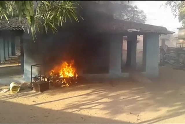 ବରଗଡ : ମେଲଛାମୁଣ୍ଡା ଥାନାରେ ନିଆଁ ଲଗାଇଲେ ଉତ୍ୟକ୍ତ ଗ୍ରାମବାସୀ