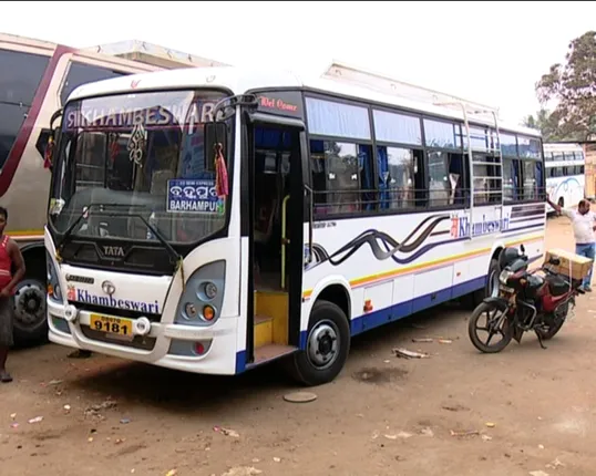 ଗଂଜାମ ରୁଟରେ ଆଜିଠୁ ବନ୍ଦ ରହିବ ବସ ଚଳାଚଳ ! ବନ୍ଦ ନିଷ୍ପତିକୁ ୧୨ଟା ଯାଏଁ ସ୍ଥଗିତ ରଖିଲା ଘରୋଇ ବସ ମାଲିକ ସଂଘ ବସ୍