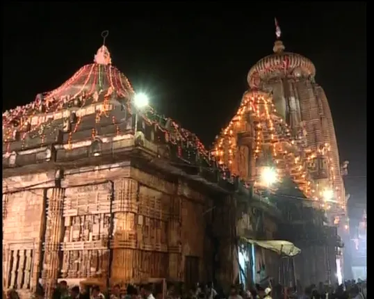 ବିଳମ୍ବ ହେଲା ନୀତି ! ନିର୍ଦ୍ଧାରିତ ସମୟର ପ୍ରାୟ ଅଢେଇ ଘଂଟା ପରେ ଲିଂଗରାଜ ମନ୍ଦିରରେ ଉଠିଲା ମହାଦୀପ