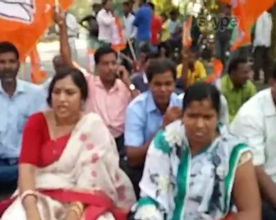 ପିପିଲି : ଜିଲ୍ଲାପରିଷଦ ଭୋଟ ଗଣତି ବେଳେ ଅନିୟମିତତା ଅଭିଯୋଗ କରି ରାସ୍ତା ଅବରୋଧ କଲେ ବିଜେପି କର୍ମୀ