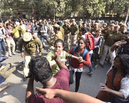 ଦିଲ୍ଲୀ ବିଶ୍ୱବିଦ୍ୟାଳୟର ରାମଜାସ କଲେଜରେ ଦେଖାଦେଇଥିବା ହିଂସା ଏବେ ବ୍ୟାପିଛି ପୁନେ ବିଶ୍ୱବିଦ୍ୟାଳୟକୁ