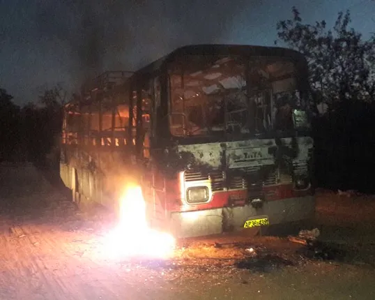 ମାଲକାନଗିରି ସୀମାନ୍ତ ଛତିଶଗଡ ବିଜାପୁରରେ ମାଓବାଦୀଙ୍କ ଉନ୍ମତକାଣ୍ଡ ! ଯାତ୍ରୀବାହୀ ବସ ଜାଳିଦେଲେ ୪୦ ରୁ ୫୦ ମାଓବାଦୀ