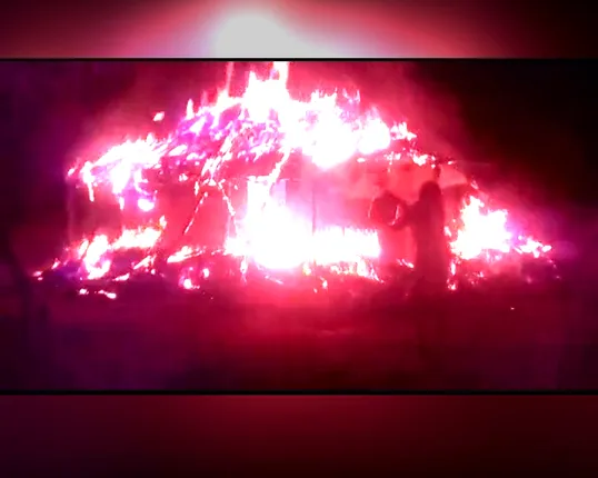 ଆଠମଲିକ ବେଲାଦୁଲା ଗାଁରେ ନିଆଁ ଲାଗି ୪ ବଖରା ଘର ଭସ୍ମୀଭୁତ ! ଲକ୍ଷାଧିକ ଟଙ୍କାର ସଂପତି ନଷ୍ଟ ହୋଇଥିବା ସୂଚନା