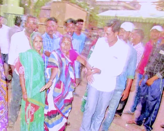 ଗଛକଟାକୁ କେନ୍ଦ୍ରକରି କଟକର ପଶ୍ଚିମକଛ ଡିହସାହିରେ ଦୁଇ ଗୋଷ୍ଠୀ ମୁହାଁମୁହିଁ ! ଏସିଡ ମାଡ ଅଭିଯୋଗ