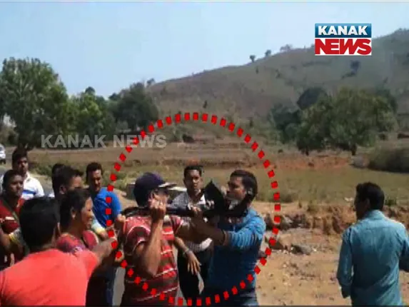 କଳି ତୁଟାଇବାକୁ ଯାଇ ମାଡ ଖାଇଲା ପୁଲିସ ! ବନ୍ଧୁକ ଛଡାଇ ମାଡ ମାରିଲେ ବିଜେଡି ବିଜେପି କର୍ମୀ