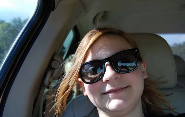 ମହିଳା ନେଉଥିଲେ ସେଲ୍ଫି : ଫଟୋରେ ଦେଖାଗଲା ସାଥିରେ ଥିଲା ଆଉ ଜଣେ