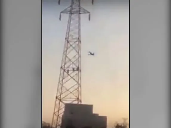 ରଖେ ହରି ମାରେ କିଏ ! ୩୦ହଜାର ଭୋଲ୍ଟର ବିଦ୍ୟୁତ ଝଟକା ପରେ ବି ବଞ୍ଚିଲେ ଯୁବକ, ଭିଡିଓ ସୋସିଆଲ ମିଡିଆରେ ଭାଇରାଲ