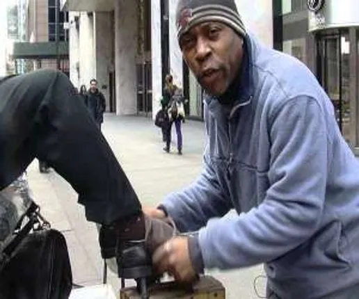 ନାହିଁ ବଡ ଚାକିରି କି ବଡ ବ୍ୟବସାୟ : ଜୋତା ପଲିସ କରି ମାସକୁ କମାଉଛନ୍ତି ୧୮ ଲକ୍ଷ !