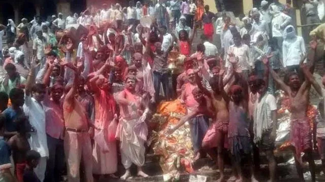 ଜୁଇଁର ଚିତାରେ ହୋଲି ! ଯେଉଁଥିରେ ସ୍ୱୟଂ ମହାଦେବ ମଧ୍ୟ ହୁଅନ୍ତି ସାମିଲ