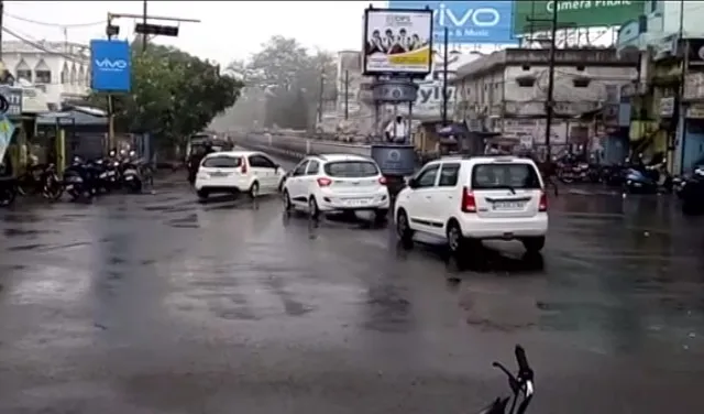 ଆସନ୍ତା ୨୪  ଘଂଟା  ଯାଏଁ ଜାରି ରହିବ ବର୍ଷା : ୫୦ ରୁ ୬୦ କିଲୋମିଟର ବେଗରେ ପବନ ବହିବା ନେଇ ପାଣିପାଗ କେନ୍ଦ୍ରର ସୂଚନା