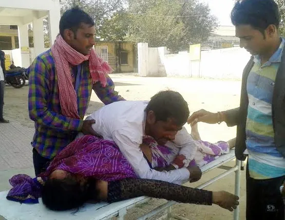 ଦୁର୍ଘଟଣାରେ ପ୍ରାଣ ହରାଇଥିବା ପତ୍ନୀର ଶବକୁ ଜାବୁଡି ଧରି କାନ୍ଦିଲେ ଯୁବକ ! କହିଲେ, ‘ଉଠ ମୁନ୍ନିକୁ କ୍ଷୀର ପିଆଇ ଦେ’