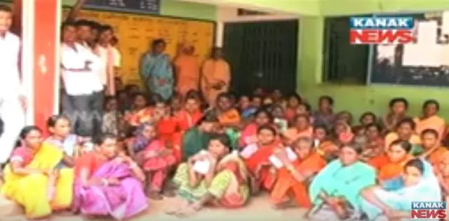 ନବରଙ୍ଗପୁର ଗୁରୁସିଙ୍ଗାରେ ଚାଉଳ ହଡପ ଅଭିଯୋଗ ! ଯୋଗାଣ ବିଭାଗ ଅଧିକାରୀଙ୍କୁ ଅଟକ ରଖିଲେ ହିତାଧିକାରୀ