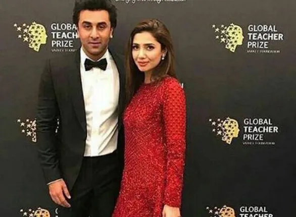 ରଣବୀର କପୁରଙ୍କ ସାମ୍ନାରେ ହାତ ଯୋଡିଲେ ପାକିସ୍ତାନୀ ଅଭିନେତ୍ରୀ ମାହିରା ଖାନ୍ !