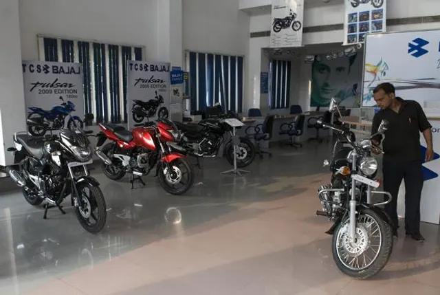 ଅଧା ଦାମରେ ମିଳୁଛି ବାଇକ୍ ! ବିଏସ୍ ଥ୍ରୀ ଯାନ ବିକ୍ରି ନିଷେଧ ପରେ କଂପାନୀମାନଙ୍କର ଅଫର ବର୍ଷା