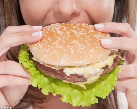 ସାବଧାନ୍ ! ବର୍ଗର ଓ ପିଜା ଆଦି ଖାଦ୍ୟର ମାତ୍ରାଧିକ ସେବନ ହୋଇଥାଏ ବ୍ରେଷ୍ଟ କ୍ୟାନସରର ପ୍ରମୁଖ କାରଣ