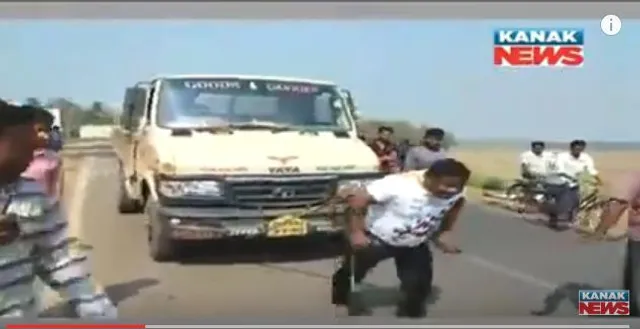 ଶାରୀରିକ ଅକ୍ଷମ ହୋଇ ବି ସକ୍ଷମ : ବେକରେ ଦଉଡି ସାହାଯ୍ୟରେ ମିନି ଟ୍ରକକୁ ଟାଣିଲେ ଜଣେ ଦିବ୍ୟାଙ୍ଗ