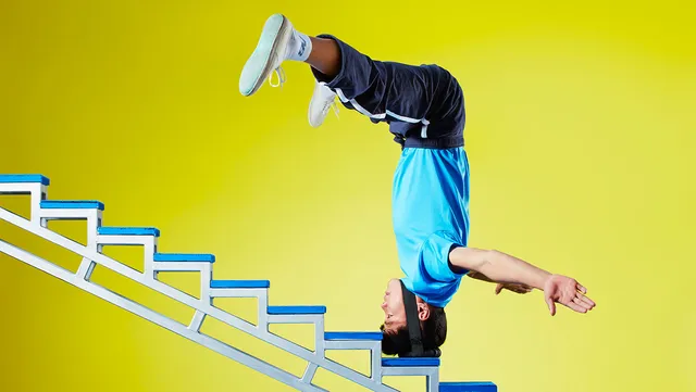 ଗୋଡରେ ନୁହେଁ ମୁଣ୍ଡରେ ଚଢୁଛନ୍ତି ସିଡି ! ଏମିତି ଜଣେ ଯୁବକଙ୍କୁ ନେଇ ଚର୍ଚ୍ଚା