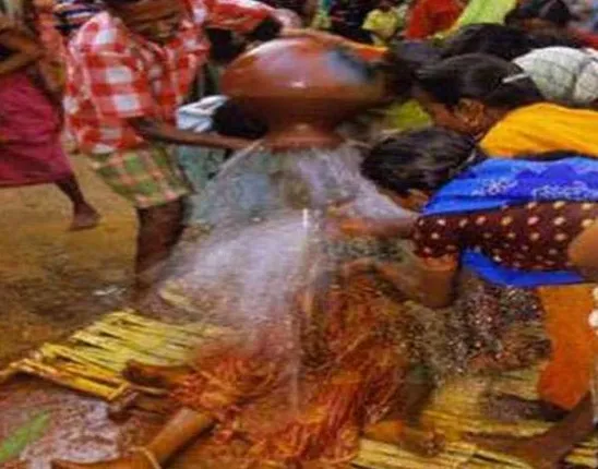 ଲୋଡା ପଡେନି ହୋମ ନିଅାଁ : ପାଣିକୁ ସାକ୍ଷି ରଖି ଏଠାରେ ଭାଇ ସହ ଭଉଣୀର ହୁଏ ବିବାହ!