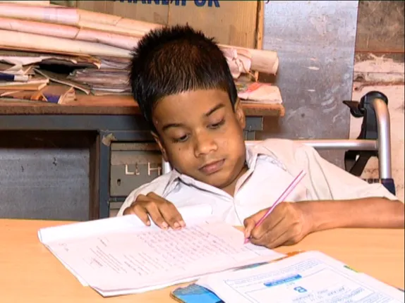 ହ୍ୱିଲଚେୟାରରେ ମାଟ୍ରିକ ପରୀକ୍ଷା ! ଅନେକଙ୍କ ପାଇଁ ଦିବ୍ୟାଙ୍ଗ ସାଜିଲେ ଉଦାହରଣ