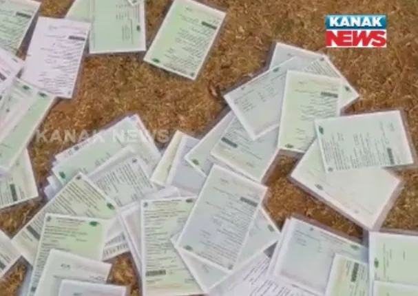 ରାସ୍ତା କଡ଼ରେ ରାସନ କାର୍ଡ ! କେନ୍ଦୁଝର ଅଂଚଳର ରାସନ୍ କାର୍ଡ ଢେଙ୍କାନାଳରେ ମିଳିବା ନେଇ ଦେଖାଦେଇଛି ସନ୍ଦେହ