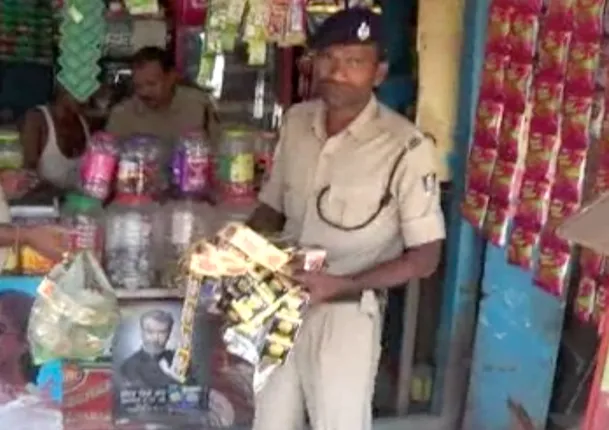 ଭଦ୍ରକ : ସହରର ବିଭିନ୍ନ ଦୋକାନରେ ଚଢାଉ କରି ଗୁଟଖା ଜବତ କରିଛି ଟାଉନ ପୋଲିସ