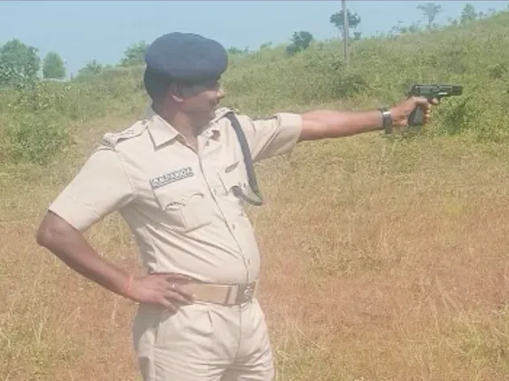 ଗୁଳି କରିଦେବେ ପୁଲିସ୍ ବାବୁ ! ବନ୍ଧୁକ ଦେଖାଇ ଫଟୋ ଉଠାଇ ଅଡୁଆରେ ଅଫିସର୍