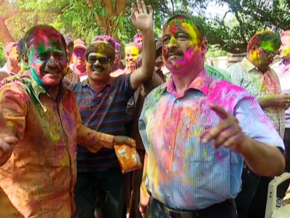 ନାଚିଲେ କମିସନର୍ ଝୁମିଲେ ଅଫିସର୍ ! ରଂଗର ଖେଳରେ ମତୁଆଲ ହେଲା ସାରା ଓଡ଼ିଶା