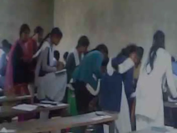 କ୍ୟାମେରାରେ କଏଦ ହେଲା ପରୀକ୍ଷାର ଅସଲ ଚିତ୍ର : ୟୁପିରେ ପରୀକ୍ଷାର୍ଥୀ ଏକାଠି ମିଶି କରୁଛନ୍ତି କପି