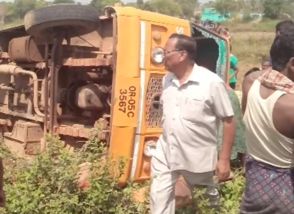 ନୟାଗଡ : ଓଡଗାଁ ଥାନା ବିଲମାନପୁରରେ ଓଲଟିଲା ସ୍କୁଲ ବସ, ୧୯ ଛାତ୍ରଛାତ୍ରୀ ଆହତ