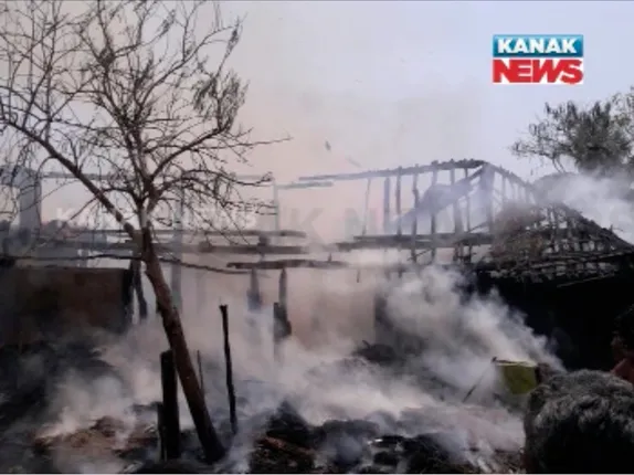 ଅନୁଗୁଳ ଜିଲ୍ଲା ଆଠମଲ୍ଲିକରେ ଅଗ୍ନିକାଣ୍ଡ ! ଲକ୍ଷାଧିକ ଟଙ୍କାର ସମ୍ପତି ନଷ୍ଟ