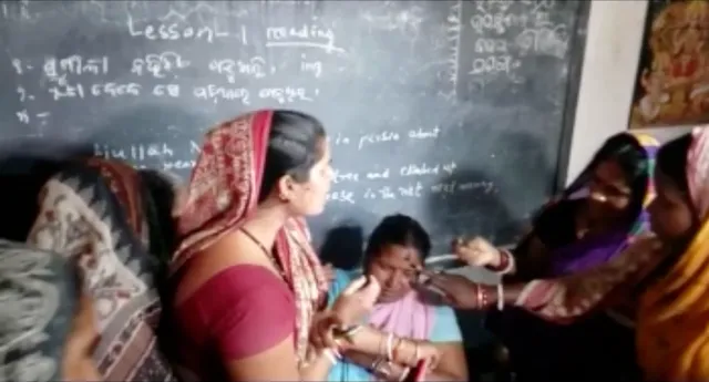 ମଧ୍ୟାହ୍ନ ଭୋଜନ ହଡପ ଅଭିଯୋଗ ! ଶିକ୍ଷୟିତ୍ରୀଙ୍କ ମୁହଁରେ କଳା ବୋଳି ବୁଲାଇଲେ ଗ୍ରାମବାସୀ