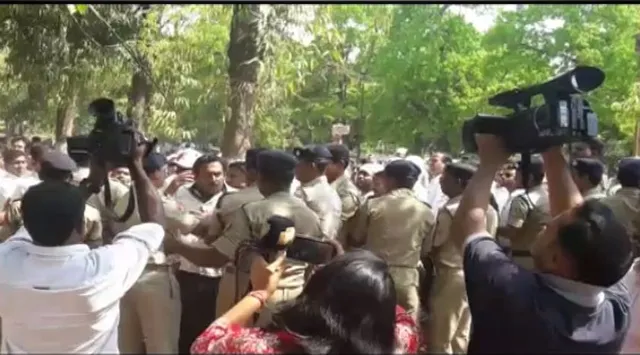 ଜୋର ଧରିଲା ଚୁକ୍ତିଭିତିକ ଶିକ୍ଷକ ସଂଘର ଆନ୍ଦୋଳନ ! ପିଏମଜିରେ ପୁଲିସ ସହ ଧସ୍ତାଧସ୍ତି