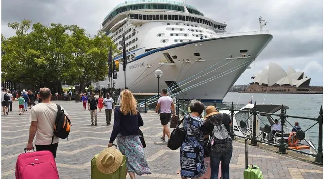 ଜାହାଜ ସାଜିଛି ବାସସ୍ଥାନ ! ଲୋକେ ସ୍ଥାୟୀ ଭାବେ ବର୍ଷ ବର୍ଷ ଧରି ରହୁଛନ୍ତି