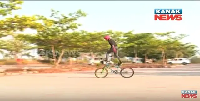 ଇଚ୍ଛା ଥିଲେ ସବୁ ସମ୍ଭବ ! ଦୃଢ ଆତ୍ମବିଶ୍ୱାସରେ ସାଇକେଲ ଷ୍ଟଂଟ ଦେଖାଇଛନ୍ତି କିଛି ଯୁବକ
