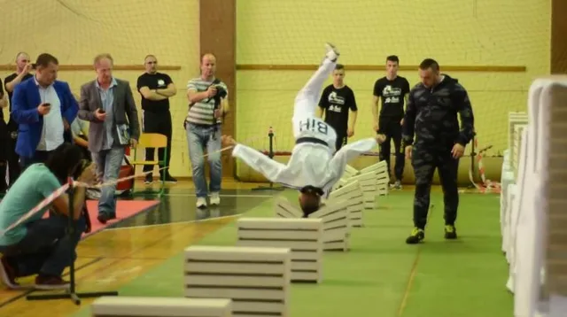 ମୁଣ୍ଡରେ ଭାଙ୍ଗିଲେ ୧୧୧ଟି ପଥର ସ୍ଲାବ ! ଯୁବକଙ୍କ ଅଦ୍ଭୁତ ବିଶ୍ୱ ରେକର୍ଡ