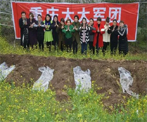 ଆତ୍ମହତ୍ୟା ପାଇଁ ପ୍ରଶିକ୍ଷଣ ! ମରିବା ପୂର୍ବରୁ କବର ଭିତରେ ଶୁଅନ୍ତି ମହିଳା