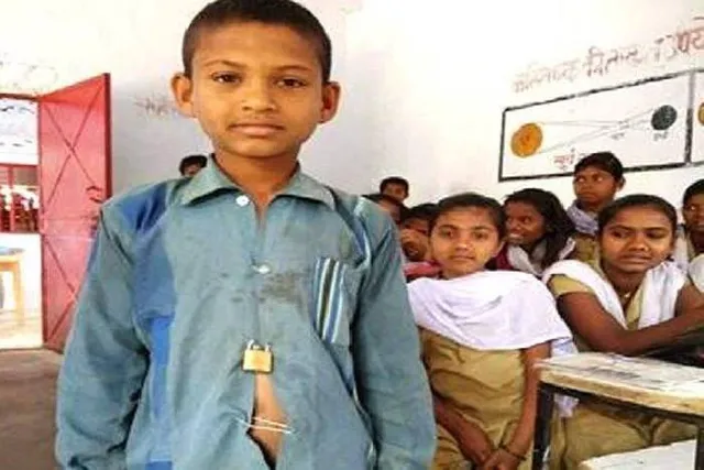 ସାର୍ଟ ପାଇଁ ବଟନ୍ ନାହିଁ ! ୟୁନିଫର୍ମରେ ତାଲା ଲଗାଇ ସ୍କୁଲ ଆସିଲେ ବାଳକ