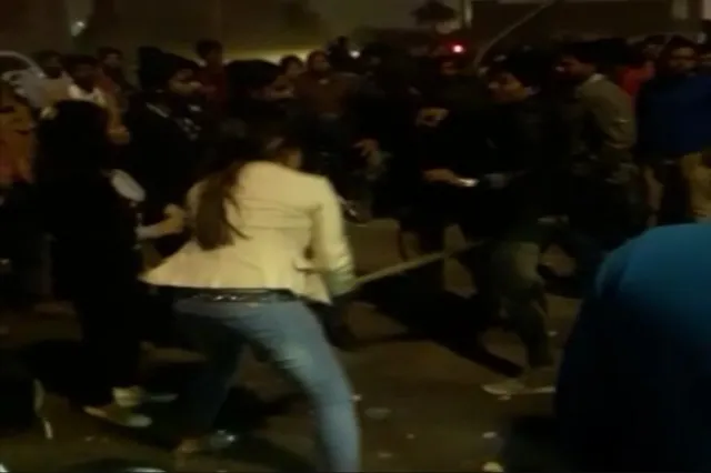 ମହଙ୍ଗା ପଡିଲା କମେଂଟ୍ ! ଦୁଇ ଯୁବକଙ୍କୁ ଠେଙ୍ଗାରେ ପିଟିଲେ ଜଣେ ଯୁବତୀ