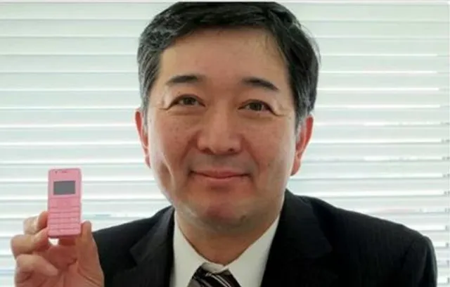 ବିଶ୍ୱର ସବୁଠୁ ଛୋଟ ମୋବାଇଲ ଫୋନ ! ୧ ଇଂଚ ସ୍କ୍ରିନ୍ ସହ ୩୨ ଗ୍ରାମ ଓଜନ