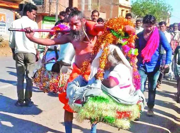 ବଂଚିଛନ୍ତି ଶ୍ରବଣ କୁମାର ! ୨୧ବର୍ଷ ହେବ କାନ୍ଧରେ ଧରି ମା’ଙ୍କୁ କରାଉଛନ୍ତି ତୀର୍ଥଯାତ୍ରା