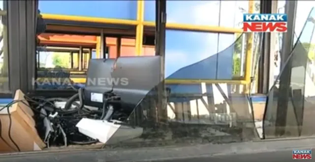 ପିପିଲି ଟୋଲ୍ ଗେଟରେ ଲଙ୍କାକାଣ୍ଡ : ଅସ୍ତ୍ରଶସ୍ତ୍ର ଧରି ରାଜରାସ୍ତାରେ ଉତ୍ୟକ୍ତ ଲୋକେ