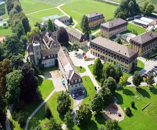 ବିଶ୍ୱର ସବୁଠୁ ମହଙ୍ଗା ସ୍କୁଲ୍ : ବର୍ଷକୁ ଫିସ୍ ଦେବାକୁ ପଡେ ୧କୋଟି ୩୫ଲକ୍ଷ !