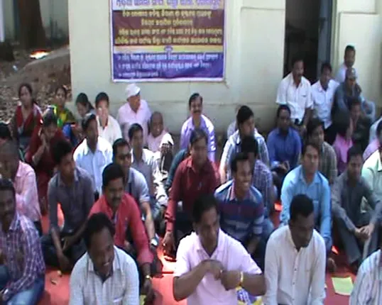 ଧର୍ମେନ୍ଦ୍ରଙ୍କ ହେଲିକପ୍ଟର ଅବତରଣ ବିବାଦ ! ବଦଳି ନିର୍ଦ୍ଦେଶ ପରେ କିରାଣୀ ମାନଙ୍କ କାର୍ଯ୍ୟବନ୍ଦ ଆନ୍ଦୋଳନ