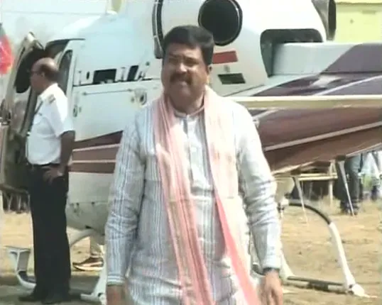 ଥମୁନି ହେଲିକପ୍ଟର ଅବତରଣ ବିବାଦ ! ନିଲମ୍ବନ ପ୍ରତ୍ୟାହାର ପରେ ବି ଆନ୍ଦୋଳନ