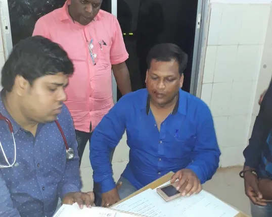 ତହସିଲଦାରଙ୍କୁ ମରଣାନ୍ତକ ଆକ୍ରମଣ : ଚଢ଼ଉ ବେଳେ ଘେରିଲେ ଖଣି ମାଫିଆ