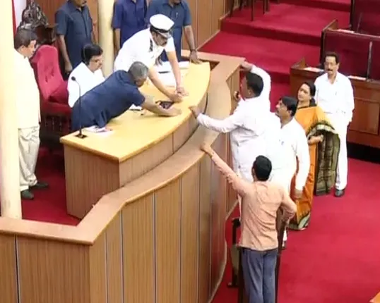 ବିଧାନସଭାରେ କୋରାପୁଟ ତାତି : ଗୃହ ସାଢେ ୧୧ଟା ଯାଏଁ ମୁଲତବି