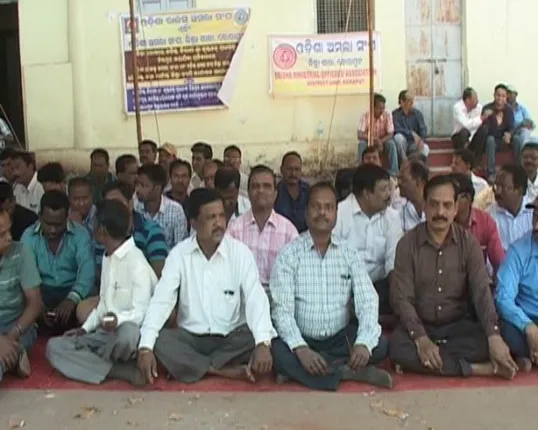 ଧର୍ମେନ୍ଦ୍ର ପ୍ରଧାନଙ୍କ ହେଲିକପ୍ଟର ଅବତରଣ ବିବାଦ ! ରାଜ୍ୟ ଅମଲା ସଂଘ ପକ୍ଷରୁ କରାଯାଇଥିବା କଲମ ଛାଡ ଆନ୍ଦୋଳନ ପ୍ରତ୍ୟାହୃତ