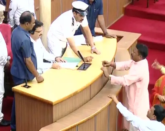 ସ୍ୱାଭିମାନୀ ବନାମ ବେଇମାନୀ ପ୍ରସଙ୍ଗରେ ବିଧାନସଭା ହୁଲସ୍ତୁଲ : ବୟାନ ବଦଳାଇ ମହେଶଙ୍କ ଦୁଃଖ ପ୍ରକାଶ